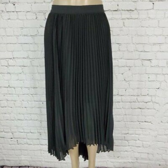Pleated maxi skirt, high-low - Picture 1 of 9